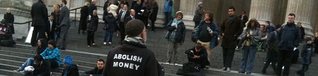 Mann mit Sweater mit Aufschrift Abolish Money predigt vor der St Paul's Cathedral